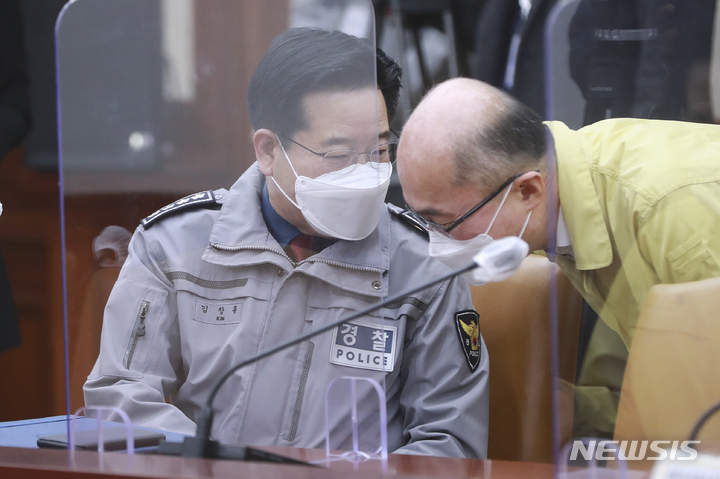 [서울=뉴시스] 김명원 기자 = 김창룡 경찰청장이 2일 오전 서울 종로구 정부서울청사에서 열린 비상경제 중대본 회의에 참석해 관계자와 대화를 나누고 있다. (공동취재사진) 2021.12.02. photo@newsis.com
