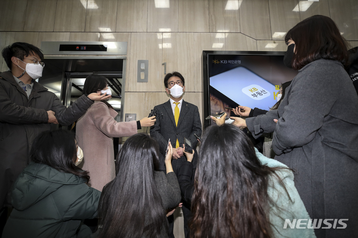 [서울=뉴시스] 정병혁 기자 = 이재근 KB국민은행장 내정자가 지난 2일 오전 서울 영등포구 KB국민은행 여의도본점으로 출근하며 소감을 밝히고 있다. 2021.12.02 jhope@newsis.com