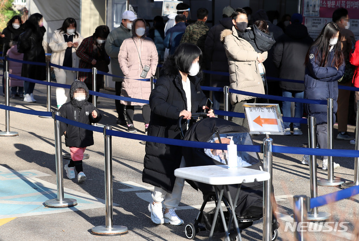 [서울=뉴시스] 이영환 기자 = 2일 오전 서울 강서구보건소 선별진료소를 찾은 시민들이 코로나19 검사를 받기 위해 대기하고 있다. 이날 0시기준 신규 확진자는 5266명 발생해 이틀 연속 최고 기록을 넘겼다. 2021.12.02. 20hwan@newsis.com