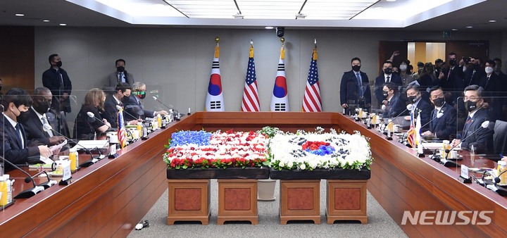 [서울=뉴시스] 사진공동취재단 = 서욱(오른쪽) 국방부 장관이 2일 오전 서울 용산구 국방부 화상회의실에서 열린 제53차 한미안보협의회(SCM) 고위급 회담에서 회담 시작을 기다리고 있다. 2021.12.02. photo@newsis.com