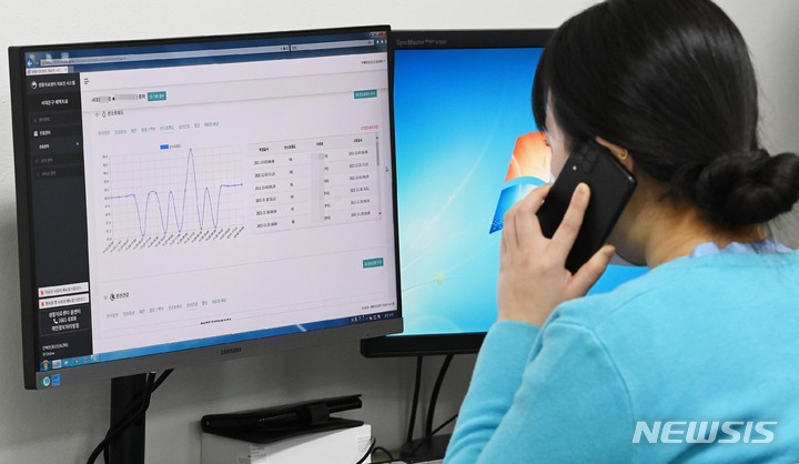 [서울=뉴시스] 김명원 기자 = 지난해 12월2일 재택치료 관리 의료기관인 서울 서대문구 동신병원에서 관계자들이 재택치료 시스템을 통해 환자의 상태를 확인하고 있다. (공동취재사진) 2021.12.02. photo@newsis.com