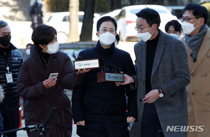 [서울=뉴시스] 홍효식 기자 = 고발사주 의혹 핵심 피의자인 손준성 전 대검찰청 수사정보정책관이 지난해 12월2일 오전 서울 서초구 서울중앙지법에서 열린 영장실질심사에 출석하고 있다. 2021.12.02. yesphoto@newsis.com