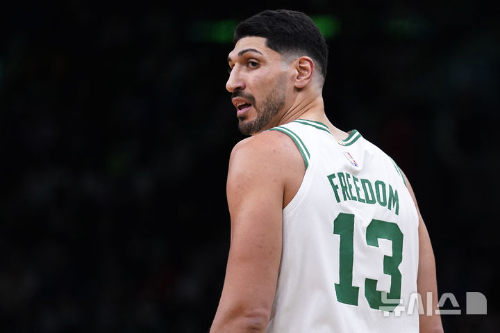 (보스턴=AP/뉴시스)에네스 칸터 프리덤이 2021년 보스턴에서 열린 NBA 농구 경기 전반전 동안 팀 벤치를 바라보고 있다.2021.12.01.