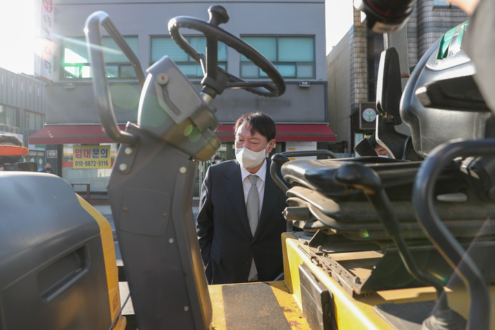 [서울=뉴시스] 전신 기자 = 윤석열 국민의힘 대선 후보가 2일 경기 안양시 안양여고 인근 도로포장 공사 사망사고 현장을 찾아 굳은 표정으로 사고 현장을 둘러보고 있다. (사진=윤석열 캠프 제공) 2021.12.02. photo@newsis.com *재판매 및 DB 금지