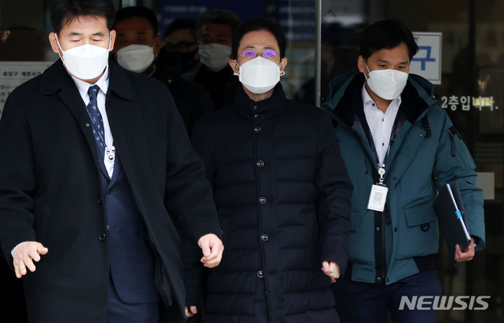 [서울=뉴시스] 홍효식 기자 = 고발사주 의혹 핵심 피의자인 손준성(가운데) 전 대검찰청 수사정보정책관이 지난 2일 오전 서울 서초구 서울중앙지법에서 열린 영장실질심사를 마친 뒤 나오고 있다. 2021.12.02. yesphoto@newsis.com