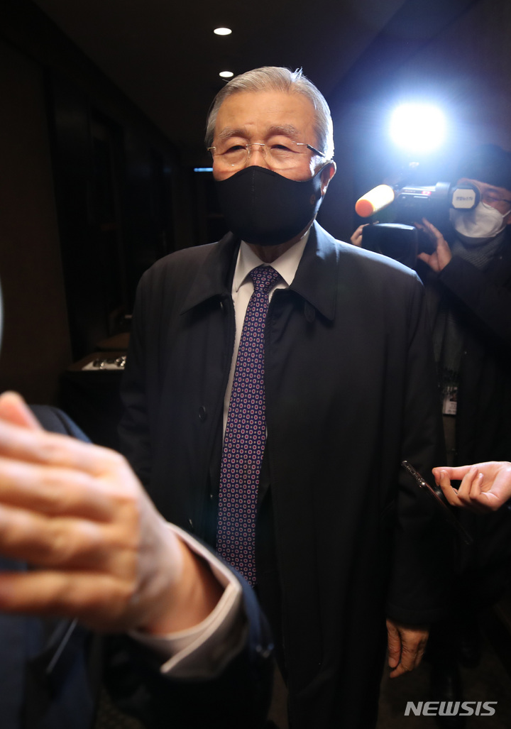 [서울=뉴시스] 전신 기자 = 김종인 전 국민의힘 비상대책위원장이 지인과의 오찬을 위해 2일 서울 여의도 한 식당으로 들어서고 있다. 이날 김종인 전 위원장이 방문한 식당에는 윤석열 국민의힘 대선 후보가 상임고문단과 오찬을 했다. 2021.12.02. photo1006@newsis.com