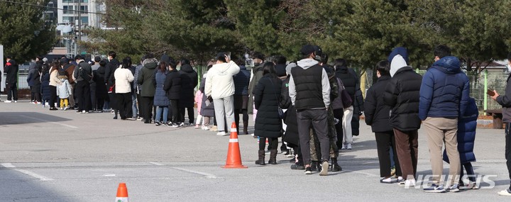 [춘천=뉴시스] 김경목 기자 = 2일 오후 춘천시민들이 강원 춘천시 석사동 춘천종합체육회관 주차장에 설치된 코로나19 선별 진료소에서 자신의 차례를 기다리고 있다. 2021.12.02. photo31@newsis.com