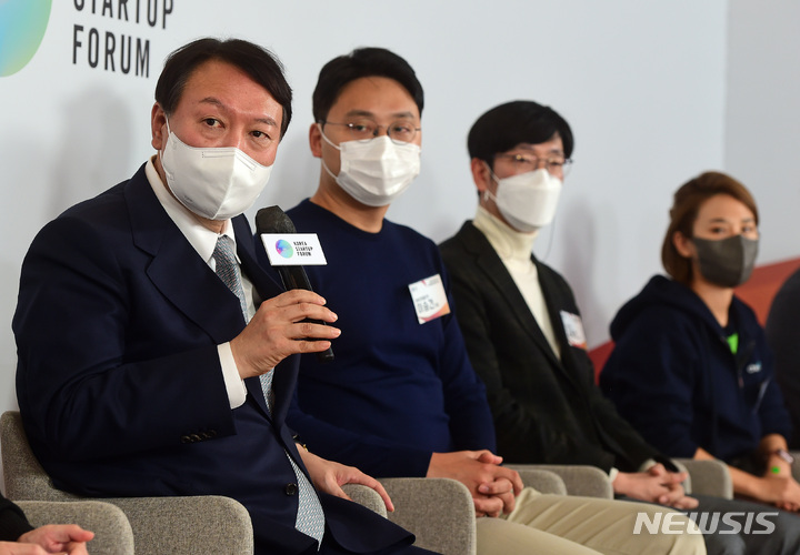 [서울=뉴시스] 국회사진기자단 = 윤석열 국민의힘 대선 후보가 2일 서울 중구 시그니처타워에서 열린 스타트업 정책토크에서 참석자들의 질의에 답하고 있다. 2021.12.02. photo@newsis.com