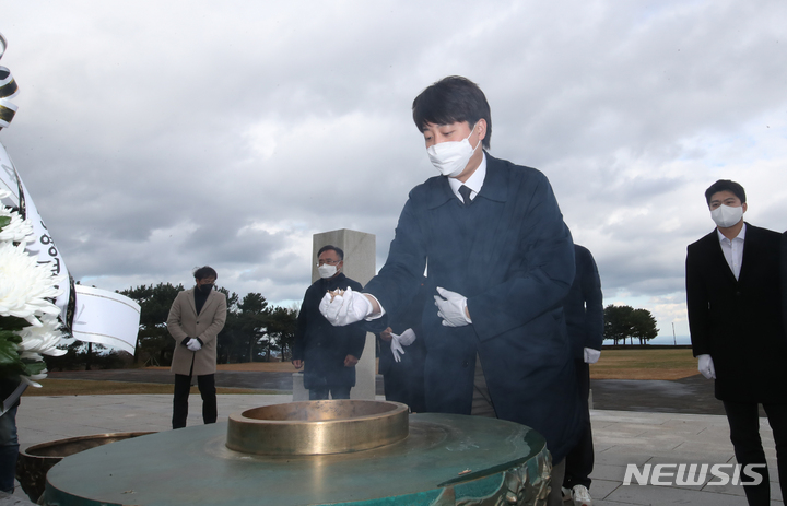 [제주=뉴시스] 우장호 기자 = 당무를 거부하고 전국 순회일정을 돌고 있는 이준석 국민의힘 대표가 2일 오후 제주시 봉개동 제주4·3평화공원을 방문해 희생자 영령에 참배하고 있다. 2021.12.02. woo1223@newsis.com