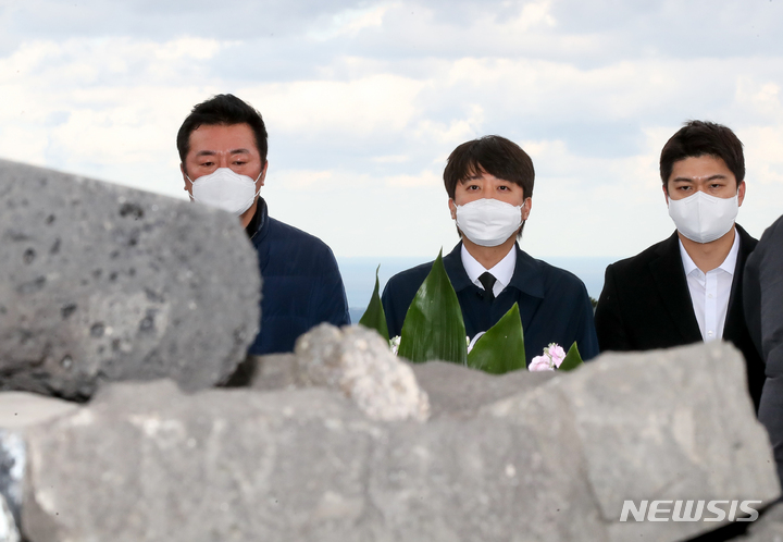 [제주=뉴시스] 우장호 기자 = 당무를 거부하고 전국 순회일정을 돌고 있는 이준석 국민의힘 대표가 2일 오후 제주시 봉개동 제주4·3평화공원을 방문해 희생자 영령에 참배하고 있다. 2021.12.02. woo1223@newsis.com