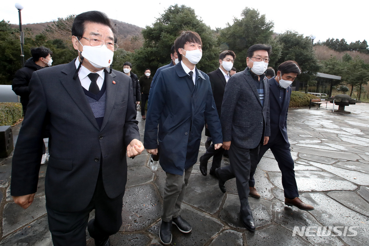 [제주=뉴시스] 우장호 기자 = 당무를 거부하고 전국 순회일정을 돌고 있는 이준석 국민의힘 대표가 2일 오후 제주시 봉개동 제주4·3평화공원 참배를 위해 위령제단으로 향하고 있다. 2021.12.02. woo1223@newsis.com