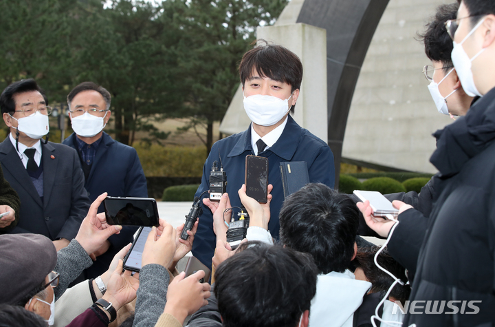 [제주=뉴시스] 우장호 기자 = 당무를 거부하고 전국 순회일정을 돌고 있는 이준석 국민의힘 대표가 2일 오후 제주시 봉개동 제주4·3평화공원을 참배한 후 취재진 질문에 답변하고 있다. 2021.12.02. woo1223@newsis.com