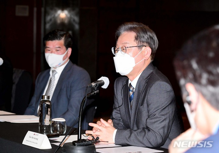 [서울=뉴시스] 국회사진기자단 = 이재명 더불어민주당 대선 후보가 2일 서울 여의도 콘래드호텔에서 열린 주한미국상공회의소(암참)와 간담회에서 발언하고 있다. 2021.12.02. photo@newsis.com