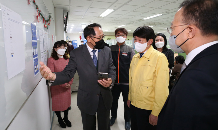 [서울=뉴시스] 고범준 기자 = 안경덕 고용노동부 장관이 2일 오후 코로나 위험이 높은 대표적인 3밀(밀집·밀접·밀폐) 사업장인 서울 영등포구 콜센터를 방문해 방역관리 현황을 직접 점검하고 방역물품을 전달했다. (사진=고용노동부 제공) 2021.12.02. photo@newsis.com *재판매 및 DB 금지