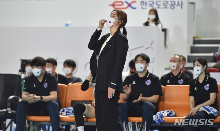 [김천=뉴시스] 이무열 기자 = 2일 오후 경북 김천실내체육관에서 열린 도드람 2021-2022 V리그 한국도로공사 대 IBK기업은행 경기, 김사니 기업은행 임시 감독대행이 생각에 잠겨 있다. 2021.12.02. lmy@newsis.com