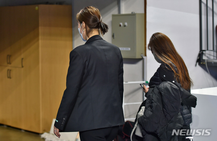 [김천=뉴시스] 이무열 기자 = 2일 오후 경북 김천실내체육관에서 열린 도드람 2021-2022 V리그 한국도로공사 대 IBK기업은행 경기, 세트스코어 3대0으로 패한 기업은행 김사니 임시 감독대행이 경기장을 나가고 있다. 2021.12.02. lmy@newsis.com