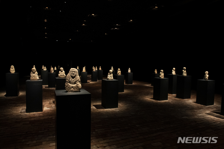 [서울=뉴시스] 문화체육관광부와 한국국제문화교류진흥원은 한국과 호주 수교 60주년을 기념해 시드니 파워하우스박물관에서 '영월 창령사 터 오백나한(2021년12월2일~2022년5월15일)' 전시를 개최한다. 사진은 전경 이미지, 영월 창령사 터 오백나한. (사진=한국국제문화교류진흥원 제공) 2021.12.03. photo@newsis.com *재판매 및 DB 금지
