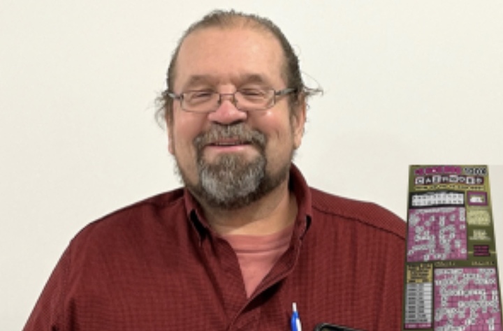 [서울=뉴시스] 미국 매사추세츠주에서 지난 26일 1000만달러 상금의 주인공이 된 남성이 당첨 복권을 들고 있는 모습이다. (출처 : Massachusetts State Lottery 공식 홈페이지 화면 캡처) 2021.12.03. *재판매 및 DB 금지