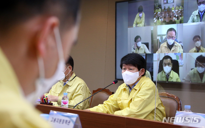 [세종=뉴시스]안경덕 고용노동부 장관이 3일 오전 서울지방고용노동청에서 열린 고용노동 위기대응 TF 대책 회의에서 발언하고 있다. (사진=고용노동부 제공) 2021.12.03. photo@newsis.com *재판매 및 DB 금지 