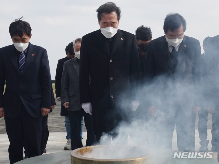 [제주=뉴시스] 강경태 기자 = 이낙연 전 더불어민주당 대표가 3일 오전 제주시 봉개동 제주4·3평화재단 위령제단에서 4·3 영령의 넋을 기리고 있다. 2021.12.03. ktk2807@newsis.com