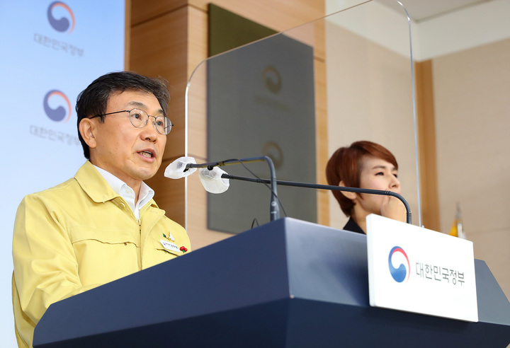 [서울=뉴시스] 권덕철 중앙재난안전대책본부 1차장 겸 보건복지부 장관이 3일 오전 정부서울처앗에서 코로나19 브리핑을 하고 있다. (사진=보건복지부 제공) 2021.12.03. photo@newsis.com *재판매 및 DB 금지