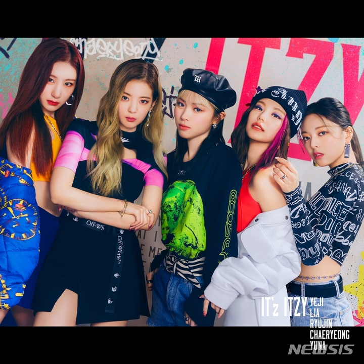 [서울=뉴시스] ITZY, 오는 18일 日 데뷔 쇼케이스 진행 후 일본 베스트 앨범 'IT'z ITZY' 발매 예정 2021.12.03(사진=JYP 엔터테인먼트 제공) photo@newsis.com*재판매 및 DB 금지