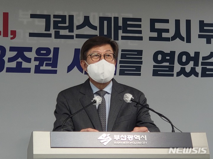 [부산=뉴시스] 3일 오후 1시 부산 연제구 시청 기자회견장에서 2022년도 부산시 국비확보와 관련해 브리핑 중인 박형준 부산시장. 2021.12.3. eastsky@newsis.com