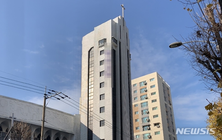 [인천=뉴시스] 김동영 기자 = 3일 국내에서 처음으로 코로나19 오미크론 변이 바이러스 확진 판정을 받은 40대 부부가 다니는 인천 모 교회에서 집단감염이 발생했다. 2021.12. 3. dy0121@newsis.com