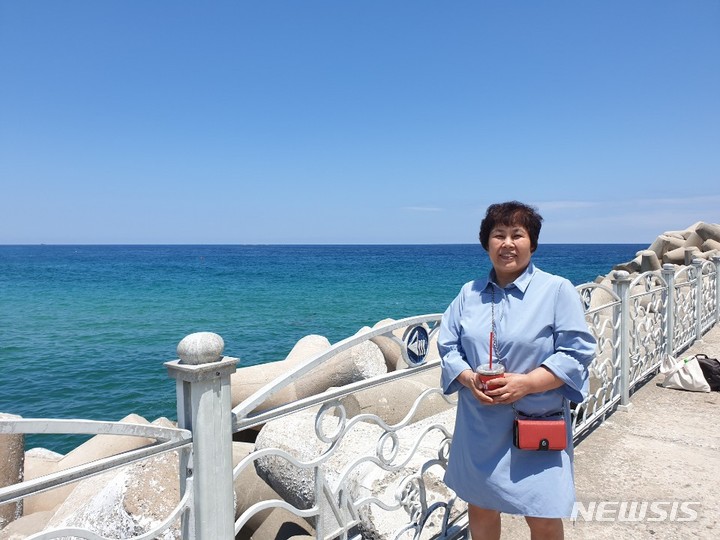 [서울=뉴시스] 인천에 살던 이서연(56)씨는 지난달 9일 가족들과 저녁식사를 하던 중 화장실에 들어갔다 쓰러져 인근 병원으로 이송됐다. 이씨는 뇌출혈 판정을 받았고 뇌사상태임을 전해 들은 가족들은 기증을 결정했다. 이씨는 지난달 23일 간장, 신장, 각막을 기증해 5명을 살리고 떠났다.(사진= 한국장기조직기증원 제공) 2021.12.03