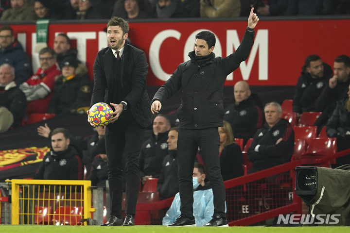 [맨체스터=AP/뉴시스] 잉글랜드 프로축구 프리미어리그(EPL) 맨체스터 유나이티드, 임시 사령탑으로 마이클 캐릭(왼쪽) 감독 선임. 2021.12.02.