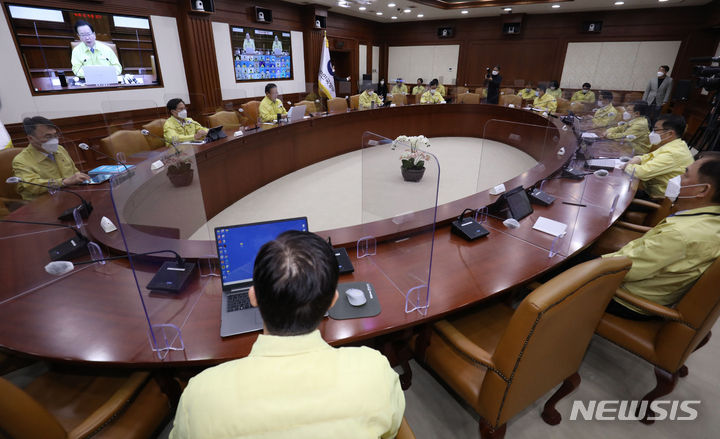 [서울=뉴시스] 김명원 기자 = 김부겸 국무총리가 3일 오전 서울 종로구 정부서울청사에서 열린 코로나19 대응 중앙재난안전대책본부(중대본) 회의를 주재하고 있다. (공동취재사진) 2021.12.03. photo@newsis.com