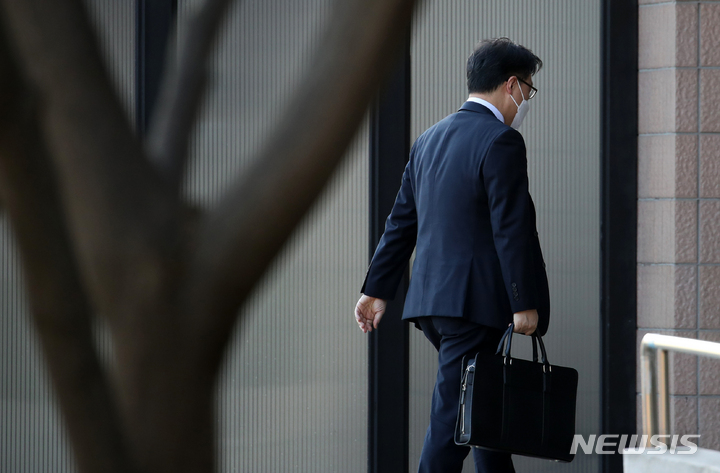 [과천=뉴시스] 조성우 기자 = 김진욱 고위공직자범죄수사처(공수처) 처장이 3일 오전 경기도 과천시 정부과천청사로 출근하고 있다. 2021.12.03. xconfind@newsis.com