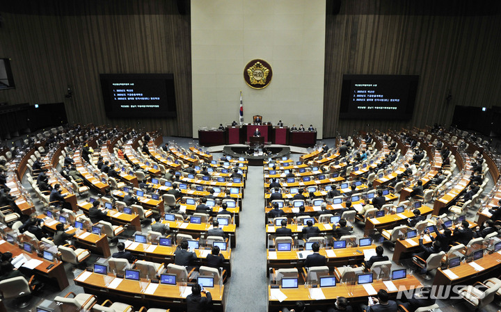 [서울=뉴시스] 김선웅 기자 = 홍남기 경제부총리 겸 기획재정부 장관이 3일 오전 서울 여의도 국회에서 열린 본회의에서 2022년도 예산안 관련 제안설명을 하고 있다. (공동취재사진) 2021.12.03. photo@newsis.com