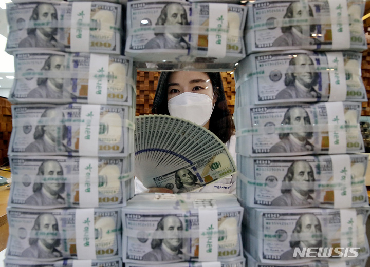 [서울=뉴시스] 김병문 기자 = 지난달 우리나라의 외환보유액이 5개월 만에 감소 전환됐다고 발표된 3일 오전 서울 중구 하나은행 위변조대응센터에서 직원이 달러화를 검수하고 있다. 한국은행이 이날 발표한 '2021년 11월말 외환보유액'에 따르면 지난달 말 우리나라의 외환보유액은 4639억1000만 달러로 전월말(4692억1000만 달러)보다 53억 달러 줄었다. 2021.12.03. dadazon@newsis.com