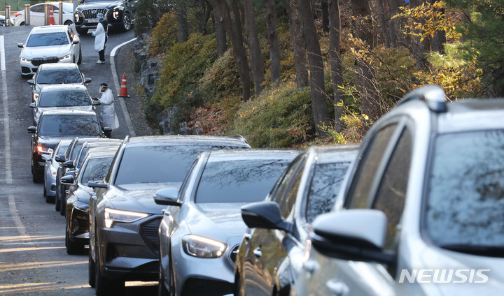 [서울=뉴시스] 권창회 기자 = 코로나19 신규 확진자가 4,944명으로 집계된 3일 오전 서울 서초구 심산기념문화센터 드라이브스루 임시선별검사소에서 차량들이 대기하고 있다. 2021.12.03. kch0523@newsis.com