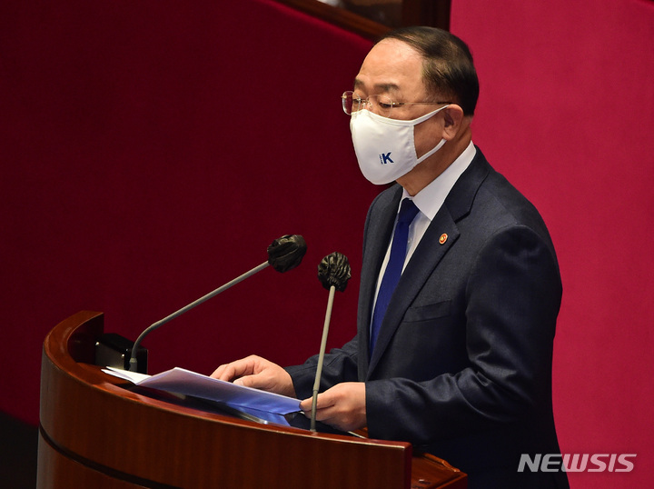 [서울=뉴시스] 김선웅 기자 = 홍남기 부총리 겸 기획재정부 장관이 3일 국회에서 열린 본회의에서 2022년도 예산안 관련 제안설명을 하고 있다. (공동취재사진) 2021.12.03. photo@newsis.com