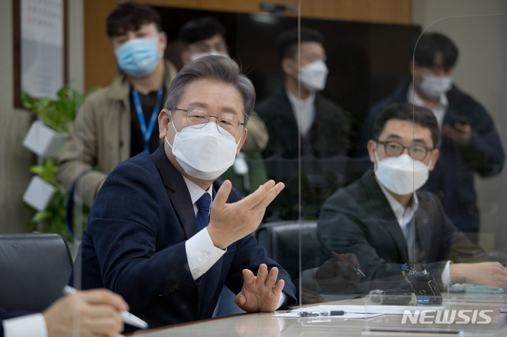 [서울=뉴시스] 국회사진기자단 = 이재명 더불어민주당 대선 후보가 3일 오전 서울 서초구 삼성경제연구소를 방문해 차문중 소장을 비롯한 연구원들과 간담회를 하고 있다. 2021.12.03. photo@newsis.com