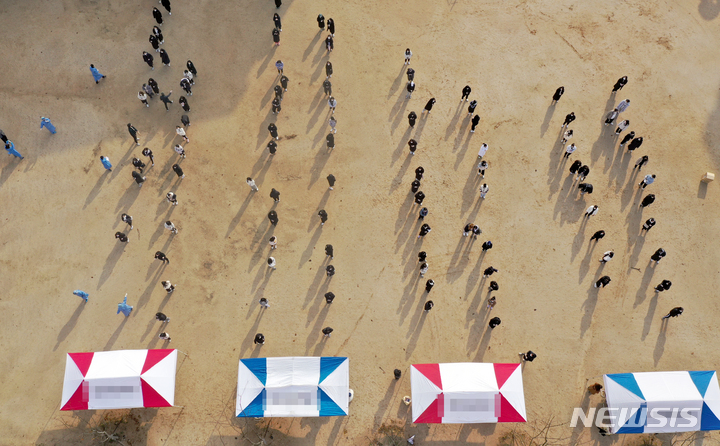 [광주=뉴시스] 류형근 기자 = 3일 오전 광주의 모 고등학교 운동장에서 방역당국이 학생들을 대상으로 코로나19 검사를 하고 있다. 2021.12.03. hgryu77@newsis.com