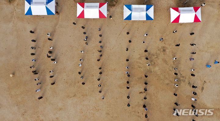 [광주=뉴시스] 류형근 기자 = 3일 오전 광주의 모 고등학교 운동장에서 방역당국이 학생들을 대상으로 코로나19 검사를 하고 있다. 2021.12.03. hgryu77@newsis.com