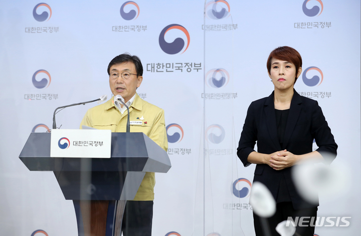 [서울=뉴시스] 김명원 기자 = 권덕철 중앙재난안전대책본부 1차장(보건복지부 장관)이 3일 오전 서울 종로구 정부서울청사 별관에서 코로나19 대응 비대면 정례브리핑을 하고 있다. 이날 권덕철 장관은 오는 6일부터 4주간 사적모임 수도권 6인, 비수도권 8인으로 줄이고, 유흥시설 등 일부에 적용하던 코로나19 방역패스 적용 시설을 기존 5종에서 16종으로 전면 확대한다고 밝혔다. (공동취재사진) 2021.12.03. photo@newsis.com