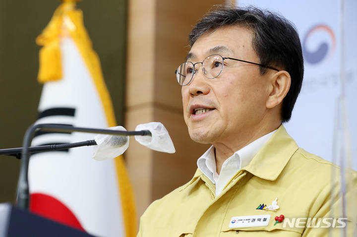 [서울=뉴시스] 김명원 기자 = 권덕철 중앙재난안전대책본부 1차장(보건복지부 장관)이 지난 3일 오전 서울 종로구 정부서울청사 별관에서 코로나19 대응 비대면 정례브리핑을 하고 있다. (공동취재사진) 2021.12.03. photo@newsis.com