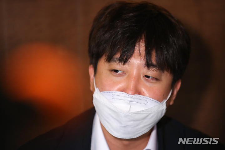 [제주=뉴시스] 우장호 기자 = 당무를 거부하고 전국 순회일정을 돌고 있는 이준석 국민의힘 대표가 3일 오전 제주시 연동의 한 카페에서 취재진의 질문에 답변하고 있다. 2021.12.03. woo1223@newsis.com