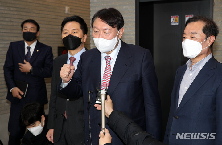 [서울=뉴시스] 김선웅 기자  = 윤석열 국민의힘 대선 후보가 3일 서울 여의도 국민의힘 당사에서 열린 비공개 선대위 회의를 마친 후 취재진 질문에 답변하고 있다. (공동취재사진) 2021.12.03. photo@newsis.com