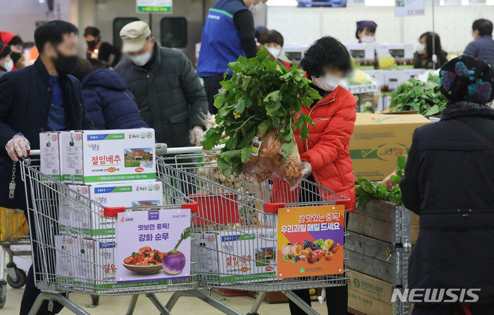 [서울=뉴시스] 권창회 기자 = 3일 오전 서울 서초구 하나로마트에서 고객들이 장을 보고 있다. 통계청이 발표한 '11월 소비자물가동향'에 따르면 지난달 소비자물가지수는 109.41로 전년 대비 3.7% 상승해 9년 11개월 만에 최대 상승률을 기록했다. 2021.12.03. kch0523@newsis.com