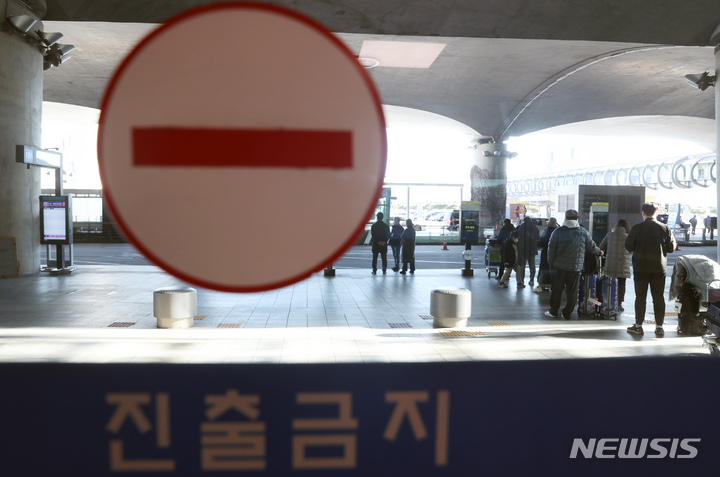 [인천공항=뉴시스] 고승민 기자 = 지난 3일 인천국제공항 제1터미널에서 내국인들이 입국자 전용 버스를 타고 있다. 2021.12.03. kkssmm99@newsis.com