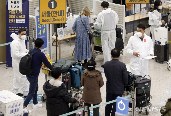 [인천공항=뉴시스] 고승민 기자 = 지난해 12월3일 인천국제공항 제1터미널 입국장에서 관계자들이 방역 업무를 보고 있다. 2021.12.03. kkssmm99@newsis.com