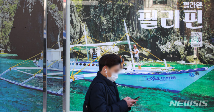 [서울=뉴시스] 권창회 기자 = 정부가 코로나19 신종 변이 바이러스인 오미크론의 추가 국내 유입을 막기 위해 향후 2주간 내국인을 포함한 모든 해외 입국자에 대해 예방접종 여부와 상관없이 10일 격리조치를 한다. 여행사들은 이번 격리조치가 16일까지 2주간만 적용되지만 오미크론 확산 상황에 따라 연장될 가능성도 있어 촉각을 세우고 있다. 사진은 3일 오후 서울 시내 한 여행사 건물에 붙은 해외여행 광고 모습. 2021.12.03. kch0523@newsis.com