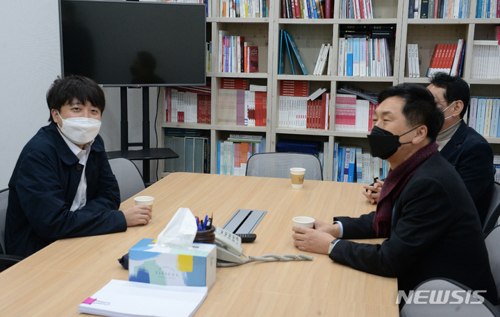 [울산=뉴시스] 배병수 기자 = 이준석 국민의힘 당대표가 3일 오후 김기현 원대대표와 울산시당 3층 회의실에서 회동을 하고 있다. 2021.12.03. bbs@newsis.com