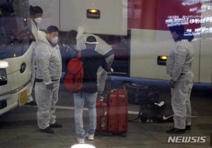 [인천공항=뉴시스] 고승민 기자 = 지난 3일 인천국제공항 제1터미널에서 마지막 에티오피아발 비행기 승객들이 입국자 전용 버스에 탑승하고 있다. 2021.12.06. kkssmm99@newsis.com