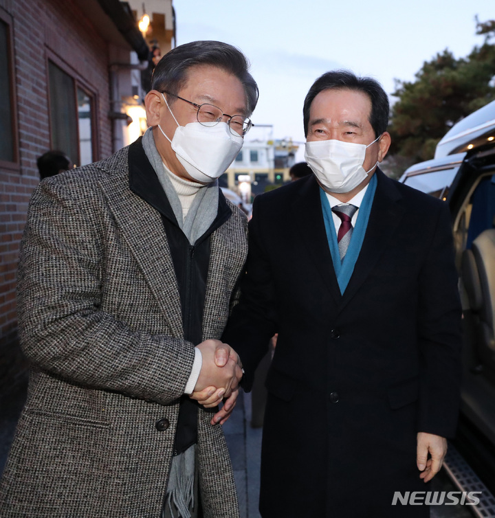 [전주=뉴시스] 최동준 기자 = 이재명 더불어민주당 대선 후보가 3일 전북 전주 한옥마을 종로회관에서 정세균 전 국무총리와 만찬 전 인사를 나누고 있다. (공동취재사진) 2021.12.03. photo@newsis.com